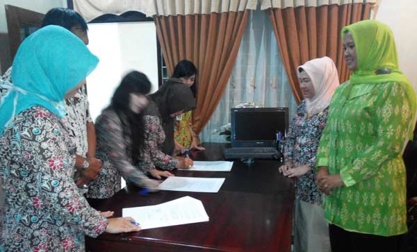 Pernyataan kerjasama Dinkes dan para aktivis kesehatan. foto: yudi eko purnomo/ BANGSAONLINE