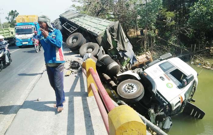 Stir Ngancing, Truk di Jenu Tuban Tercebur ke Sungai