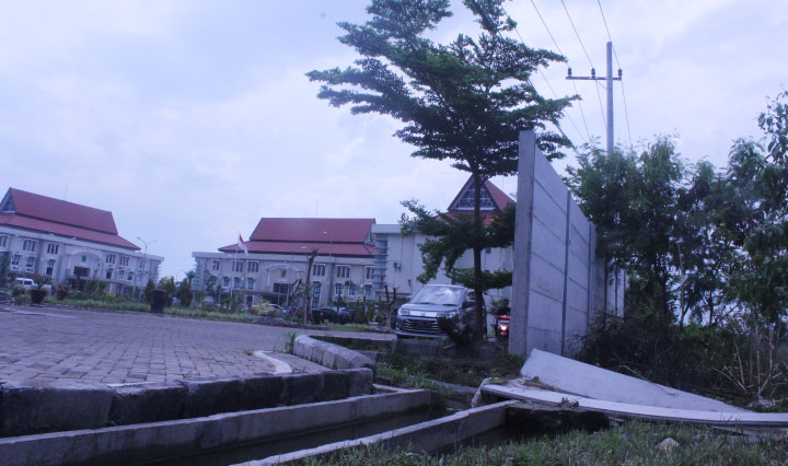 Tembok kompleks perkantoran Raci roboh pasca hujan lebat.