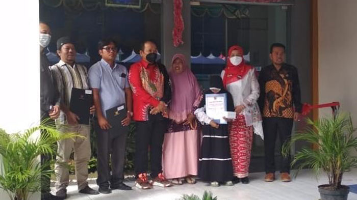 Kepala Dispendukcapil Jember, Isnaini Dwi Susanti, bersama dengan anak yatim penerima dokumen admindukcapil.