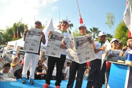 BACA HARIAN BANGSA YUK - Menpora Imam Nahrawi (tiga dari kiri) sibuk membaca koran HARIAN BANGSA. foto: Satria/BANGSAONLINE