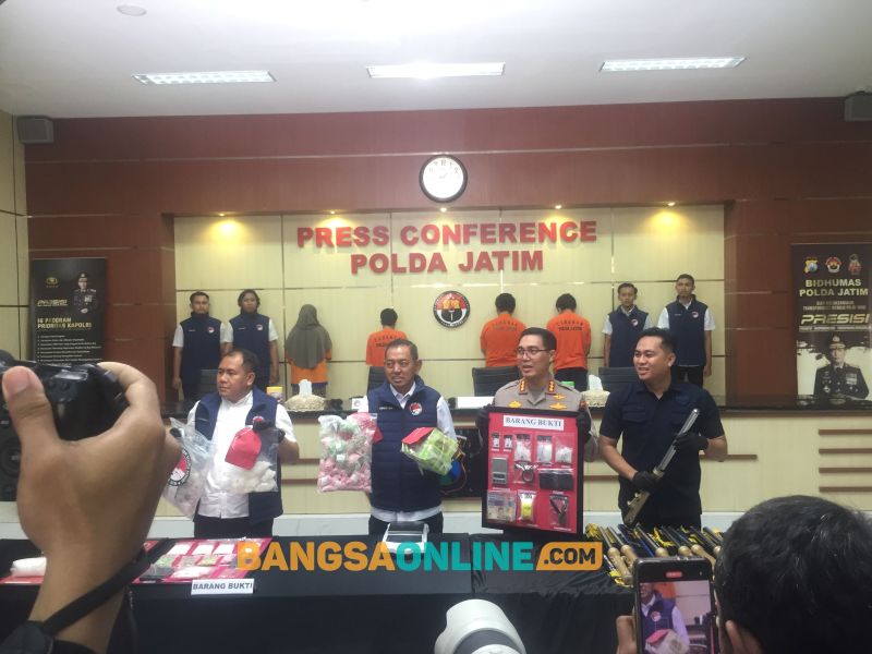 Ditresnarkoba Polda Jatim Tangkap 1 Wanita 3 Pria Pengedar Narkotika Jaringan Indonesia-Malaysia