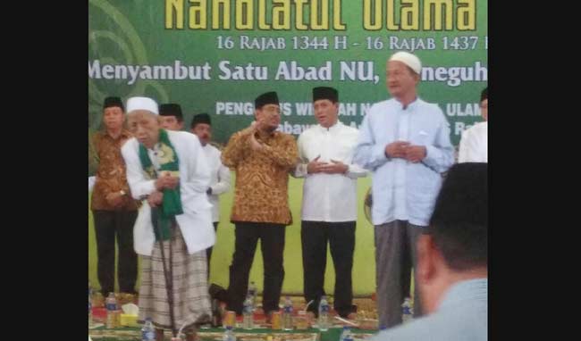 Ketua DPW PPP Jatim, Musyaffa' Noer berbincang akrab dengan Sekretaris DPD Partai Gerindra Jatim, Anwar Sadad dalam acara pucak Harlah NU di sekretariat PWNU Jatim.