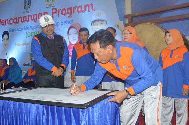 Penandatanganan oleh Wakil Gubernur Jawa Timur Saifullah Yusuf, Bupati Gresik Sambari Halim Radianto sebagai bentuk dukungan Germas di Jawa Timur. foto: SYUHUD/ BANGSAONLINE