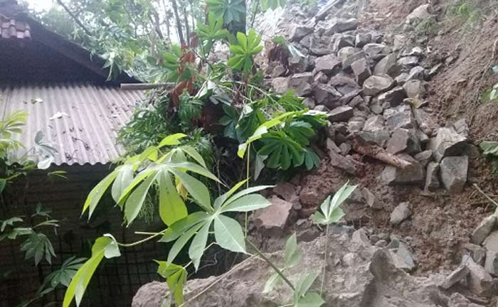 Kondisi rumah Samto yang rusak tertimpa longsor.