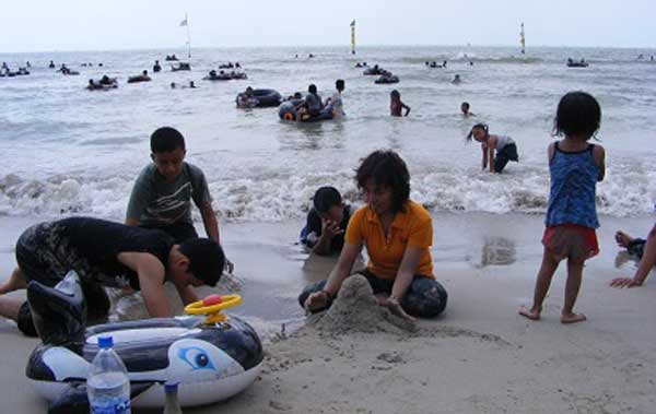 Kondisi wisata pantai Dalegan, Panceng saat ramai dikunjungi pengunjung. foto: syuhud/BANGSAONLINE