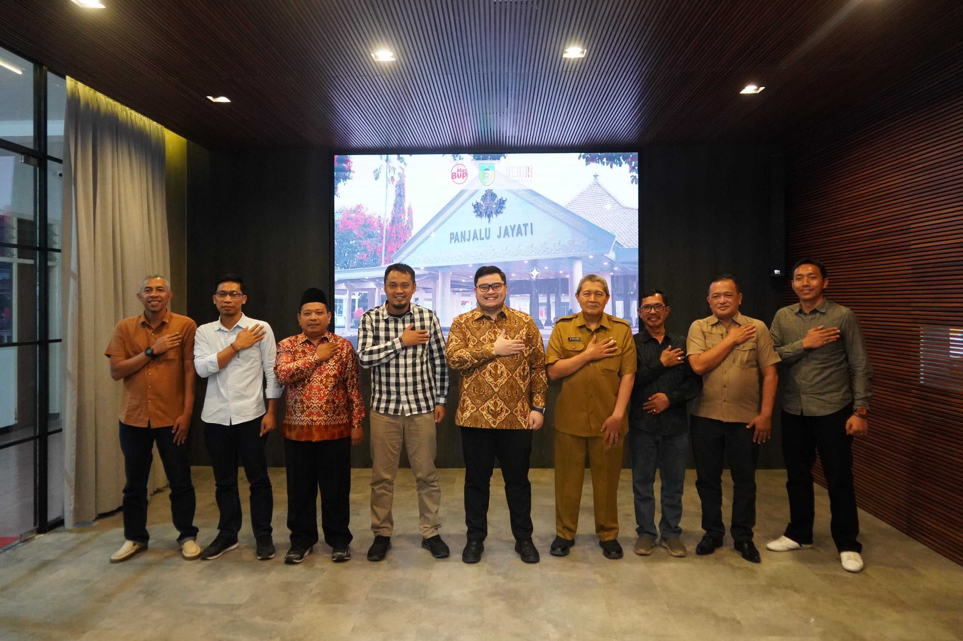 Bupati Kediri Hanindhito Himawan Pramana dan jajaran KPU Kabupaten Kediri. (dok. Ist)