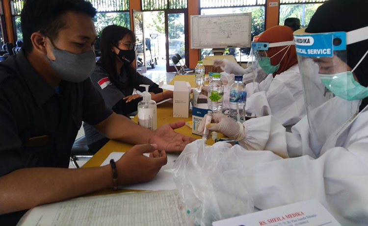 Rapid test yang digelar Bawaslu Kota Suarabaya di 31 kecamatan secara serentak. (foto: ist).