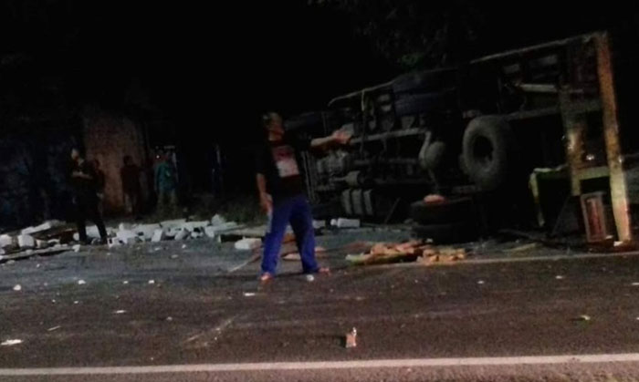 Suasana kecelakaan sepeda motor vs truk di Ngawi.