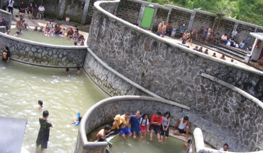 Wisata pemandian air panas Padusan, Pacet yang selalu dipadati wisatawan setiap harinya. foto: sobatpenghibur.wordpress.com