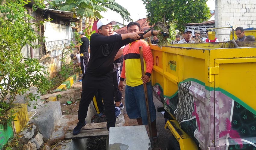 Jum'at Berbaur, Ajang Silaturahim dan Kerja Bakti Bupati Pamekasan Bareng Masyarakat