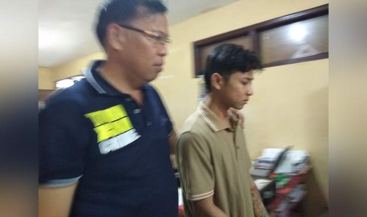 Tersangka diamankan di Mapolsek Taman untuk dimintai keterangan.