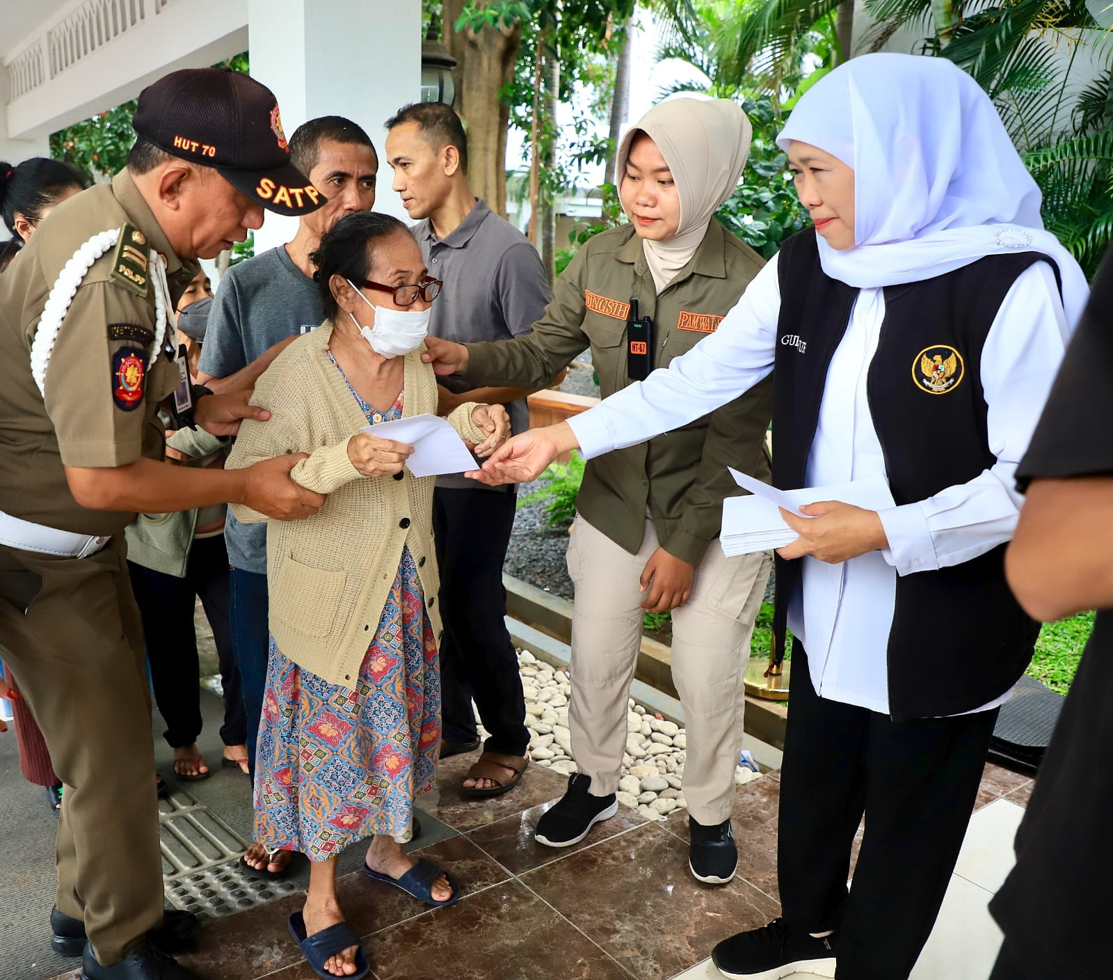 Jelang Idulfitri 1446 H, Khofifah Bagikan 1.500 Paket Sembako dan Zakat Mal ke Warga Sekitar Kantor