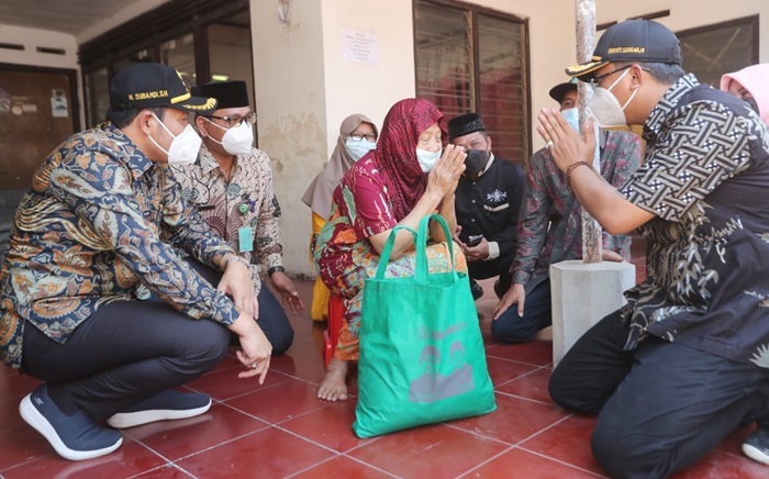 TERJUN LANGSUNG: Bupati Muhdlor dan Wabup Subandi membagikan sembako ke warga lansia, di Desa Ganting Gedangan, Kamis (29/7/2021). foto: istimewa