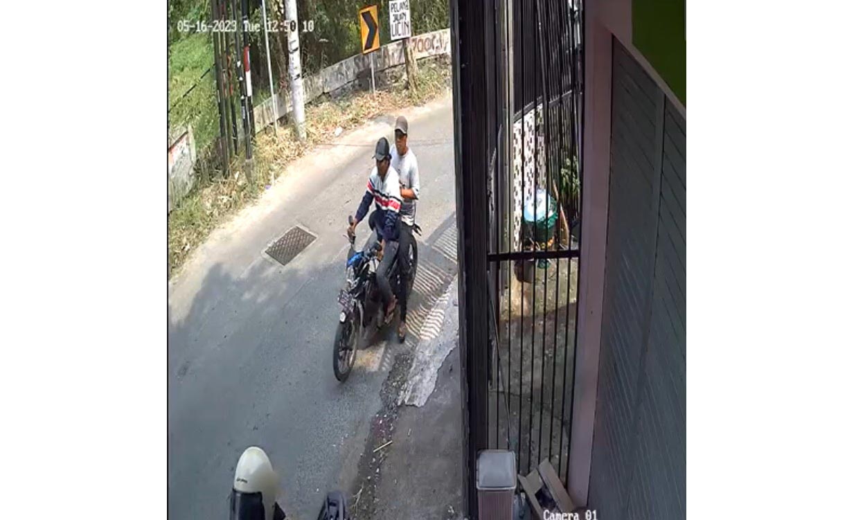Dua pelaku jambret yang terekam CCTV.