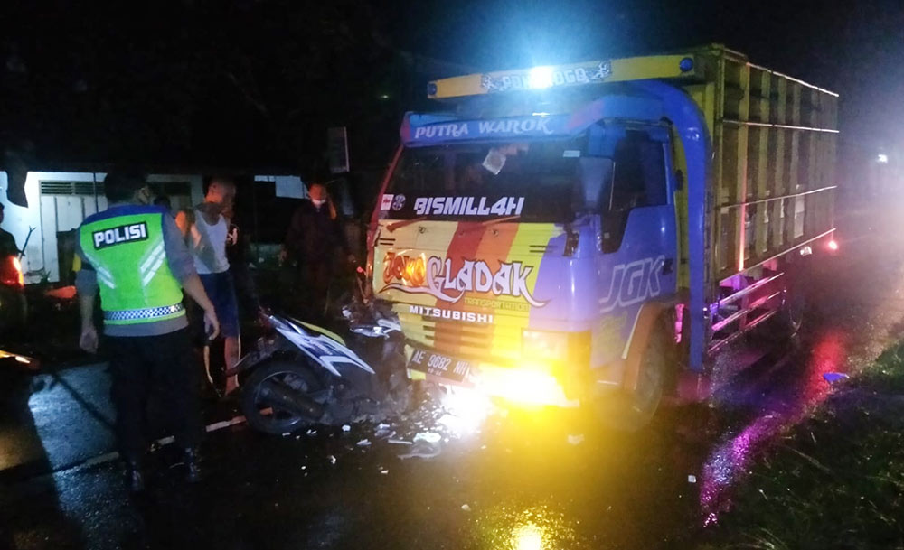 Pulang Malam Mingguan Dua Pemuda Tabrak Truk, Meninggal Seketika
