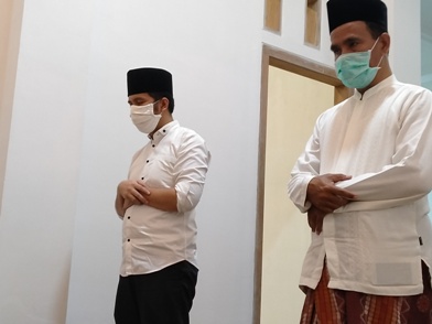 Wakil Gubernur Jawa Timur Dr Emil Elestianto Dardak (kiri) saat ikut salat jamaah salat hajat di kediaman Gus Muhib-Ning Ima di lingkungan Pondok Pesantren Amanatul Ummah Jalan Siwalankerto Utara Surabaya, Kamis (16/4/2020). Foto: MA/BANGSAONLINE.COM