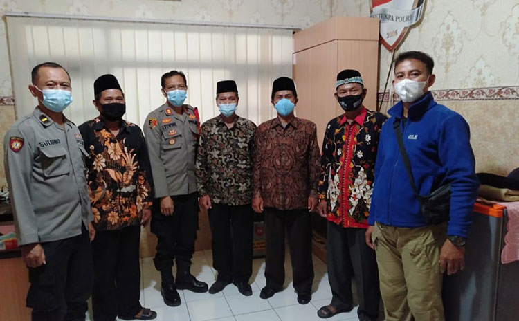 Pengurus MUI Krembung menggelar koordinasi dengan Kapolsek Krembung, Selasa (20/4/2021). (foto: ist)