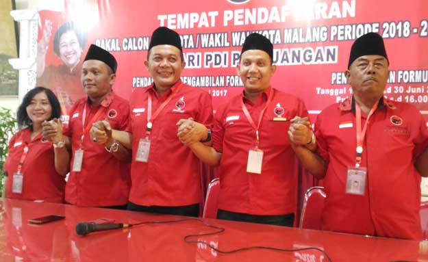 Jumpa pers pendaftaran calon Wali Kota dan Wawali Kota Malang periode 2018 -2023 di kantor DPC Jl. Panji Suroso Malang, Jumat (02/06). foto: IWAN IRAWAN/ BANGSAONLINE