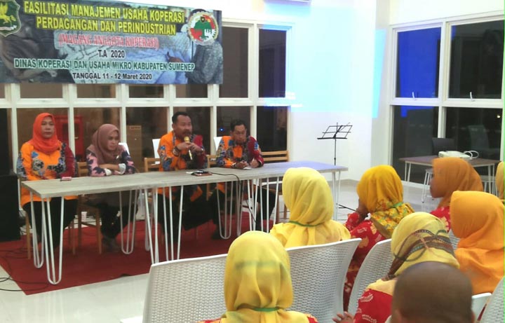 Kegiatan fasilitasi manajemen usaha koperasi perdagangan dan perindustrian yang dilaksanakan Dinkop dan UM Sumenep di industri Batik Gedog Sekar Ayu Wilujeng, Desa Kedung Rejo, Kerek, Tuban.