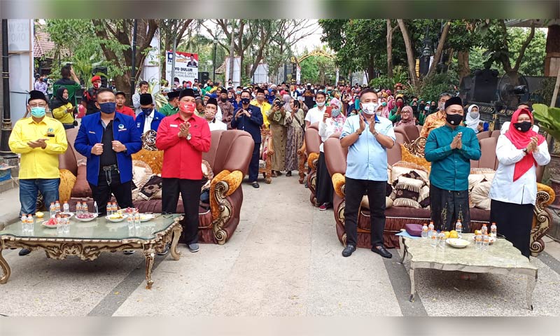 Para ketua parpol pengusung Niat bersama ribuan pendukung saat deklarasi, Rabu (2/9) kemarin. foto: SYUHUD/ BANGSAONLINE
