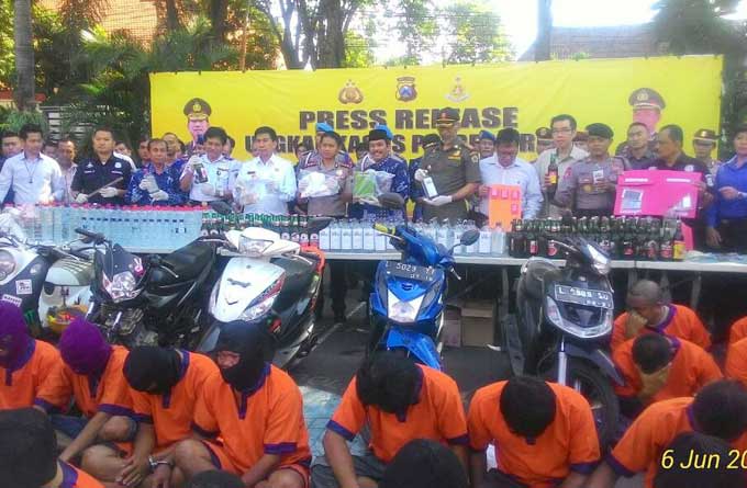 Para pelaku saat diekspos di Mapolres Gresik. foto: SYUHUD/ BANGSAONLINE