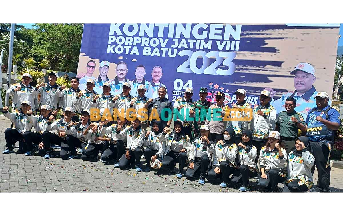 Pj Wali Kota Batu, Aries Agung Paewai, saat bersama kontingen yang mengikuti Porprov Jatim 2023. Foto: ADI WIYONO/ BANGSAONLINE