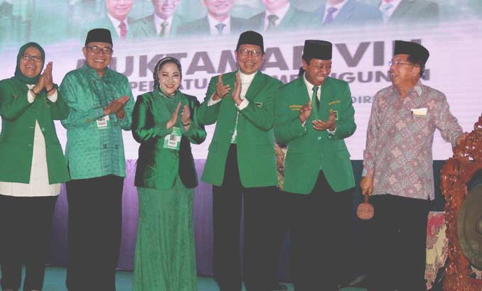 Wakil Presiden Jusuf Kalla memukul gong saat menghadiri Muktamar Islah PPP di Jakarta, kemarin. foto: detikcom