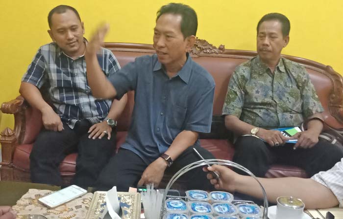 Ketua Panpel HUT Partai Golkar ke-54 di Jatim, Hery Sugihono Tugas Oetomo (tengah) memberi keterangan pers di Kantor DPD Partai Golkar Jatim. foto: DIDI ROSADI/ BANGSAONLINE