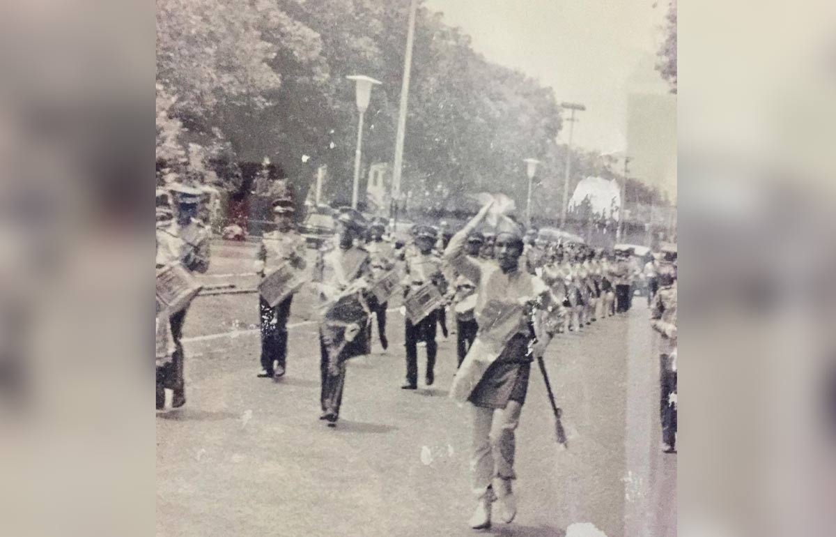 Nyai Hj Farida Salahuddin Wahid saat jadi mayoret drumband PMII pada harlah NU ke-40 di Jakarta. Foto ini menjadi foto dokumentasi NU dan dokumetasi nasional pemerintah RI di museum-museum RI, tapi tak ada caption atau keterangan foto yang jelas. Hanya tertulis acara NU atau Ansor sehingga masyarakat tak tahu kalau foto ini dokumentasi PMII, yaitu drumband PMII dengan mayoret Nyai Hj Farida Salahuddin Wahid, istri Ir KH Salahuddin Wahid. foto: ISTIMEWA/ BANGSAONLINE.com