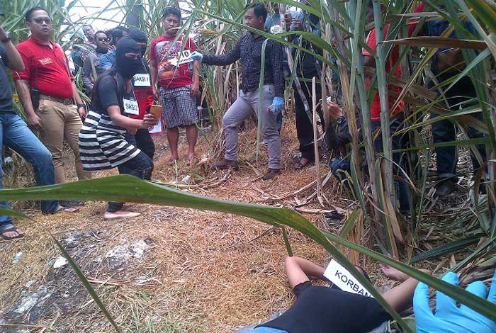 Para saksi saat memeriksa tubuh korban di lokasi. (foto: soffan/ bangsaonline)