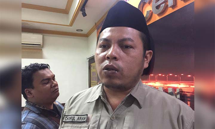 Choirul Anam, Ketua KPU Jatim memberi keterangan terkait tuntutan warga Jambean, Kras, Kabupaten Kediri. foto: DIDI ROSADI/ BANGSAONLINE