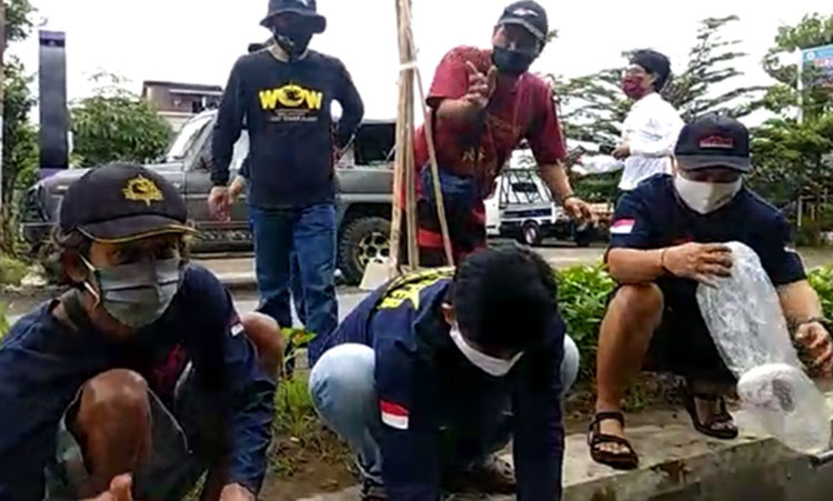 Tambah Wahana Baru, WWI Kediri Tebar 15 Ribu Benih Ikan Tawes di Kawasan Kampung Wisata Tenun Ikat