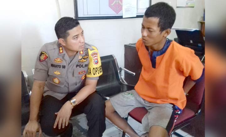 Pelaku saat diinterogasi Kapolres Gresik AKBP Wahyu Sri Bintoro di Mapolsek Dukun. foto: SYUHUD/ BANGSAONLINE