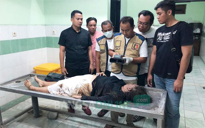 Kasatreskrim AKP Tiksnarto Andaru Rahutomo melihat jenazah korban pembunuhan di RSUD Ibnu Sina. foto: ist