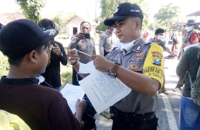 Bhabinkamtibmas Tlanakan Pamekasan Bagikan Masker Kain Gratis ke Warga