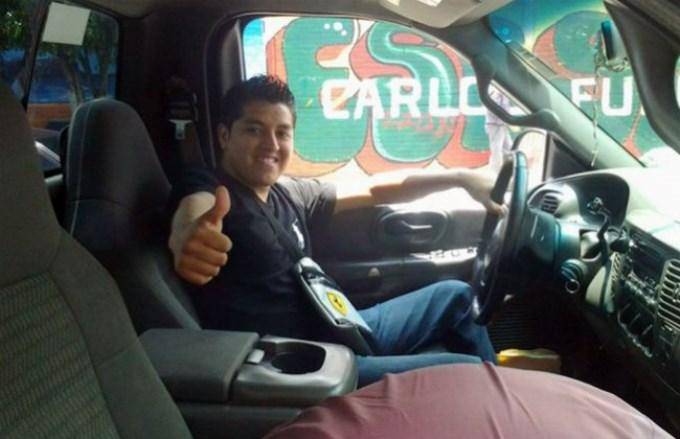 Akhir Juli lalu, Oscar Otero Aguilar tengah berpesta dengan dua temannya di Meksiko City. Pistol yang ia pinjam dari seorang teman ia tempelkan di pelipisnya, saat ia berpose untuk selfie. Pemuda 21 tahun ini tidak sadar bahwa senjata yang dipegangnya berisi perluru. Ia tewas di tempat. Otero Aguilar sebelumnya beberapa kali menampilkan foto selfienya, menunjukkan ia berpose di dalam mobil (foto) atau dengan banyak botol minuman beralkohol. foto:repro dw.de