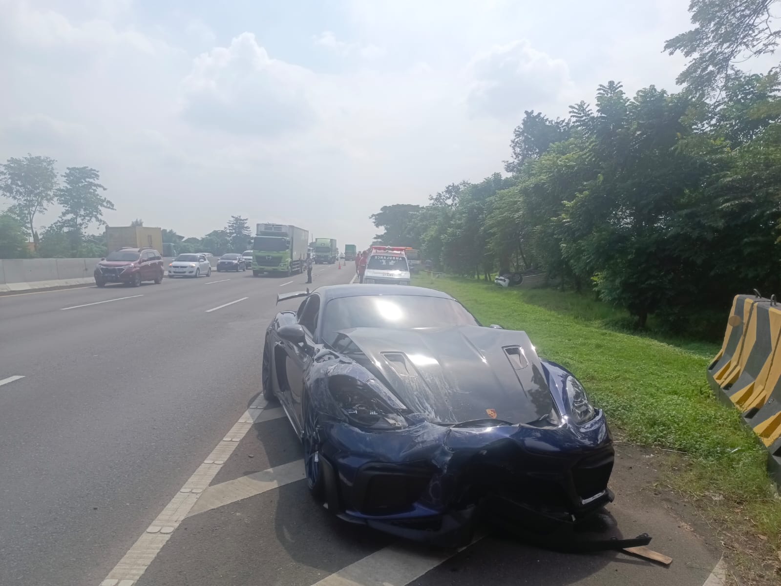 Diduga Ugal, Porsche Tabrak Mobil Minibus Berisi Satu Keluarga hingga Terbalik di Tol Sidoarjo
