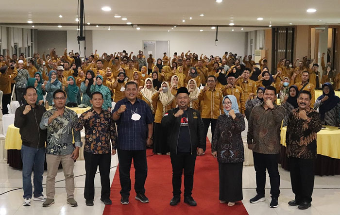 Wakil Ketua DPRD Gresik, Nur Saidah (tiga dari kiri), bersama Bupati Gresik, Fandi Akhmad Yani, saat menjadi pemateri dalam Bimtek Kades dan Perangkat se-Kecamatan Duduksampeyan. Foto: Ist