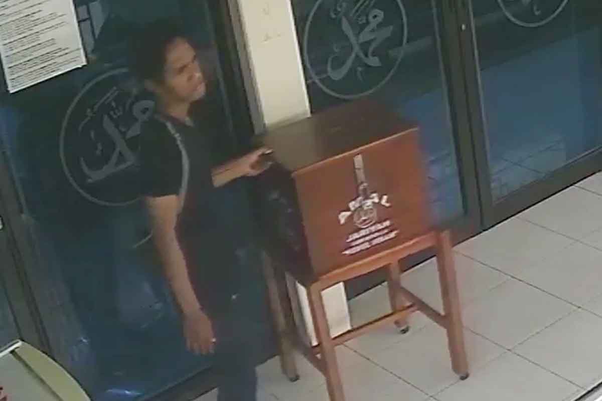 Terekam CCTV, Seorang Pria di Sidoarjo dengan Modus Pura-Pura Sholat, Curi Uang dalam Kotak Amal