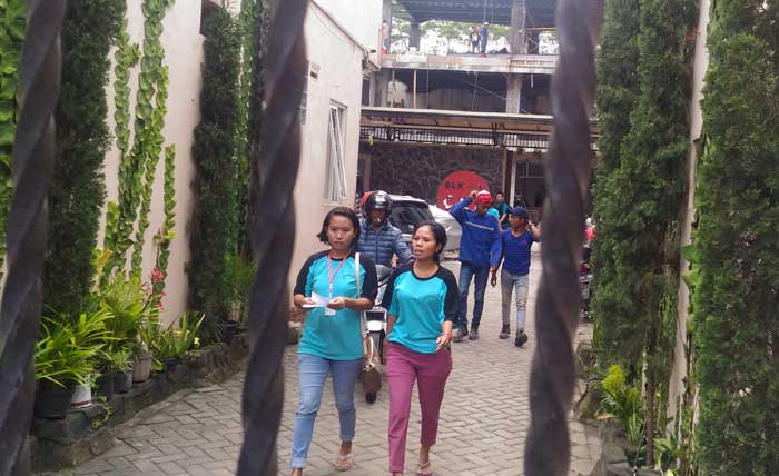 Sejumlah calon TKW tampak hilir mudik keluar masuk di penampungan PJTKI PT. Citra Karya Sejati. foto: IWAN IRAWAN/ BANGSAONLINE
