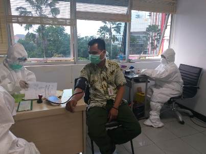 1.316 Warga Jatim Jalani Rapid Test Covid-19, Khofifah Dorong RS-Dinkes Lakukan Tes Cepat Massal