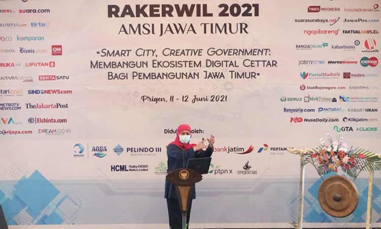 Gubernur Jawa Timur Khofifah Indar Parawansa dalam acara Smart City, Creative Government: Membangun Ekosistem Digital CETTAR Bagi Pembangunan Jawa Timur yang digelar Asosiasi Media Siber Indonesia (AMSI) Jawa Timur secara daring dan luring, Jumat (11/6/2021).