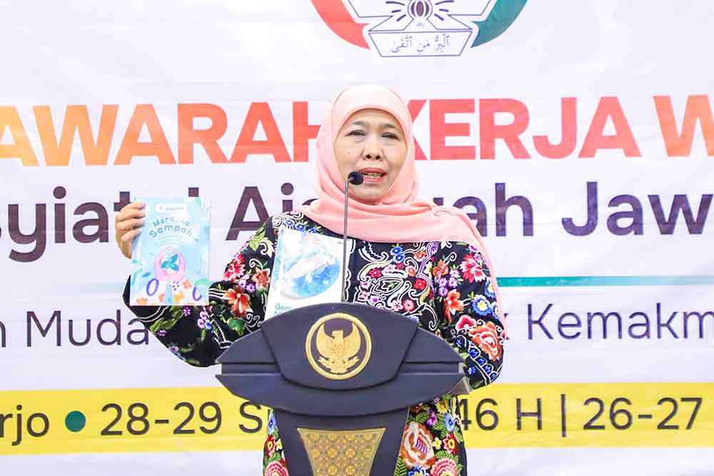 Hadiri Muskerwil PW Nasyiatul Aisyiyah Jatim, Gubernur Khofifah Tandatangani Peluncuran 2 Buku