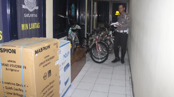 Kanit Turjawali saat mengecek hadiah yang dipersiapkan.