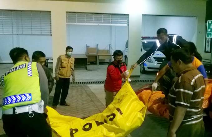 Tim SAR saat mengevakuasi korban untuk dibawa ke rumah sakit. foto: SUWANDI/ BANGSAONLINE