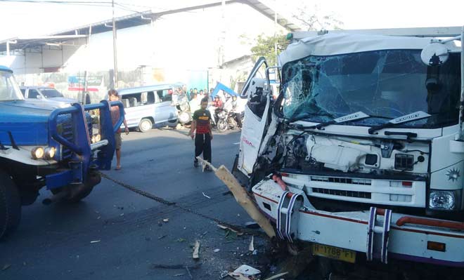Kondisi truk tronton yang ringsek sesaat sebelum dievakuasi. foto: SUWANDI/ BANGSAONLINE