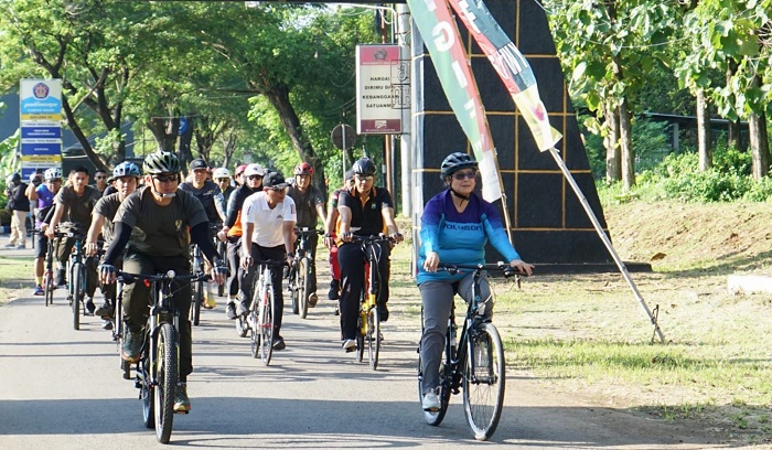 Pj Wali Kota Kediri Zanariah saat ikut gowes. Foto: Ist.