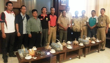 Jajaran pengurus PBSI Magetan bersama Joko Suyono selaku ketua dewan pembina PBSI Magetan. (Nanang Ari/BANGSAONLINE)