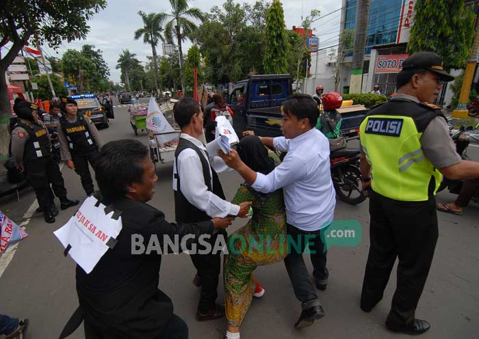 Massa aksi saat teatrerikal menyeret pemeran Sekda Jombang Ita Triwibawati di depan kantor Kejari Jombang, Jumat (9/12). foto: RONY S/ BANGSAONLINE